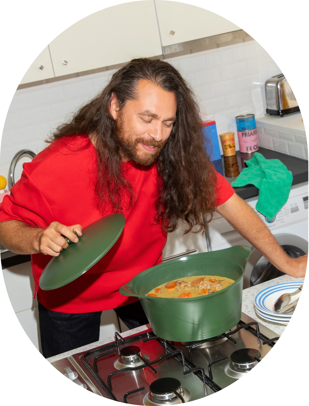 Homme qui sent une cocotte qui mijote