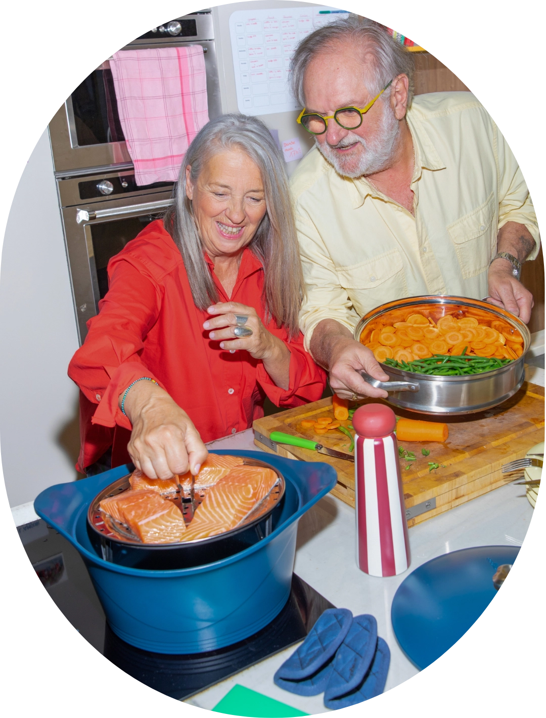 grands-parents qui cuisinent à la vapeur