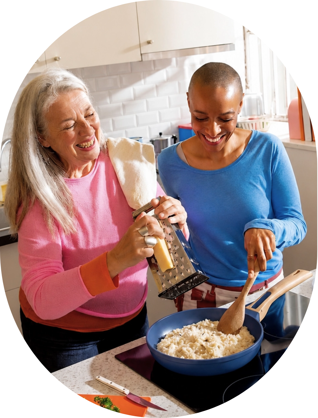 deux femmes qui cuisinent