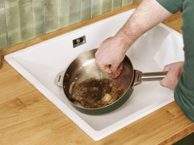 Comment entretenir et nettoyer une poêle en inox ?